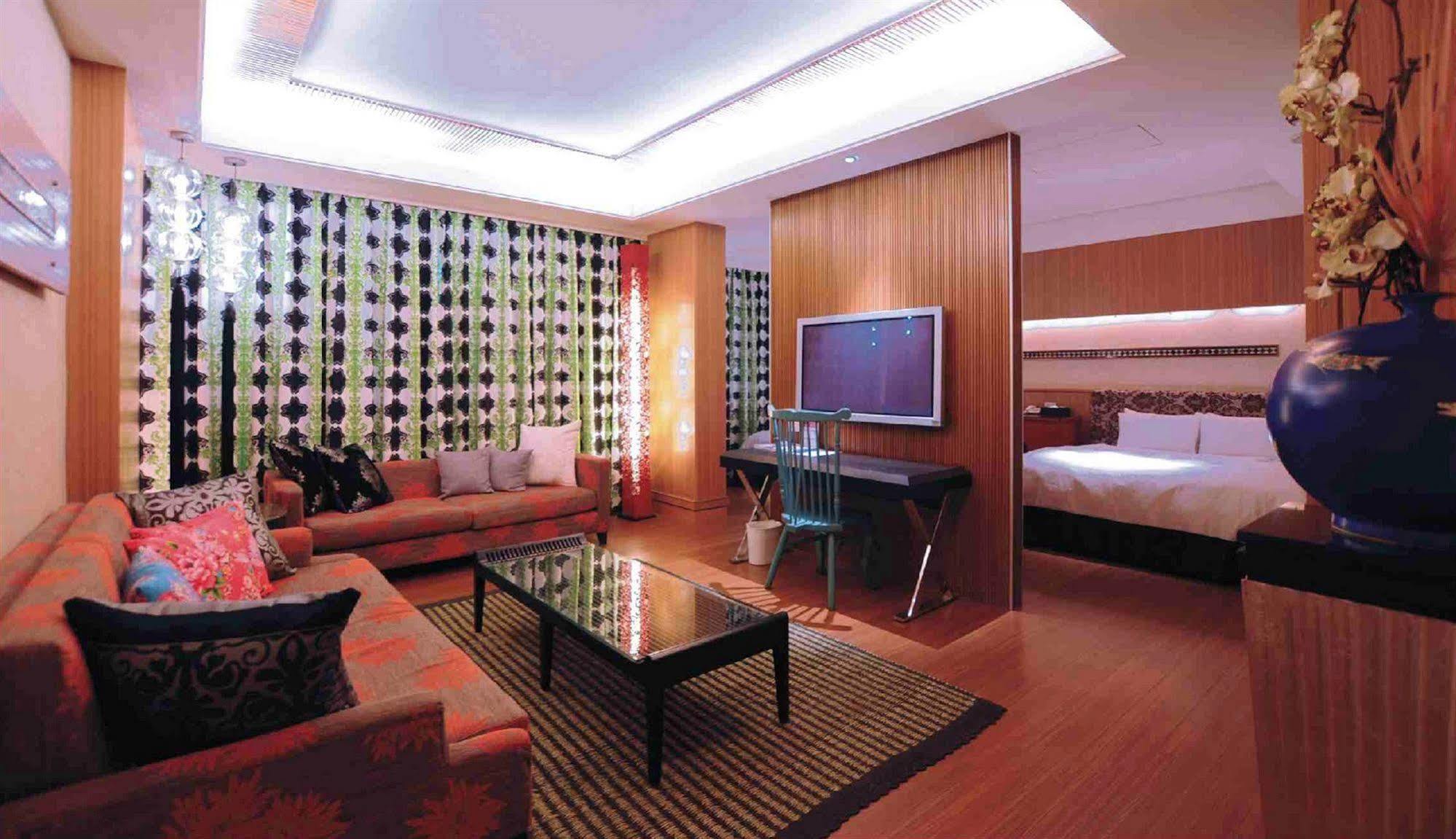 Li Hsin Motel Taichung Buitenkant foto