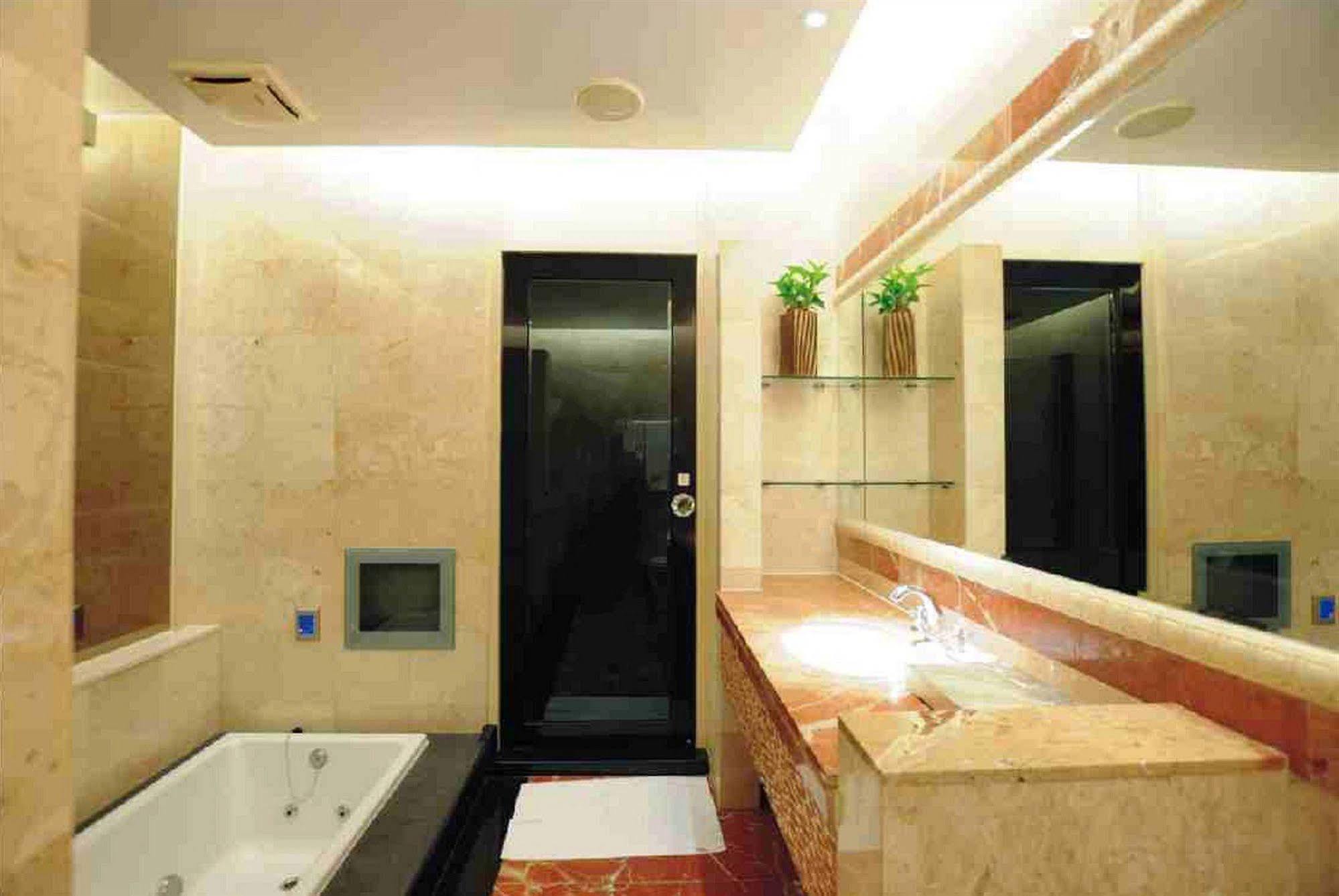 Li Hsin Motel Taichung Buitenkant foto