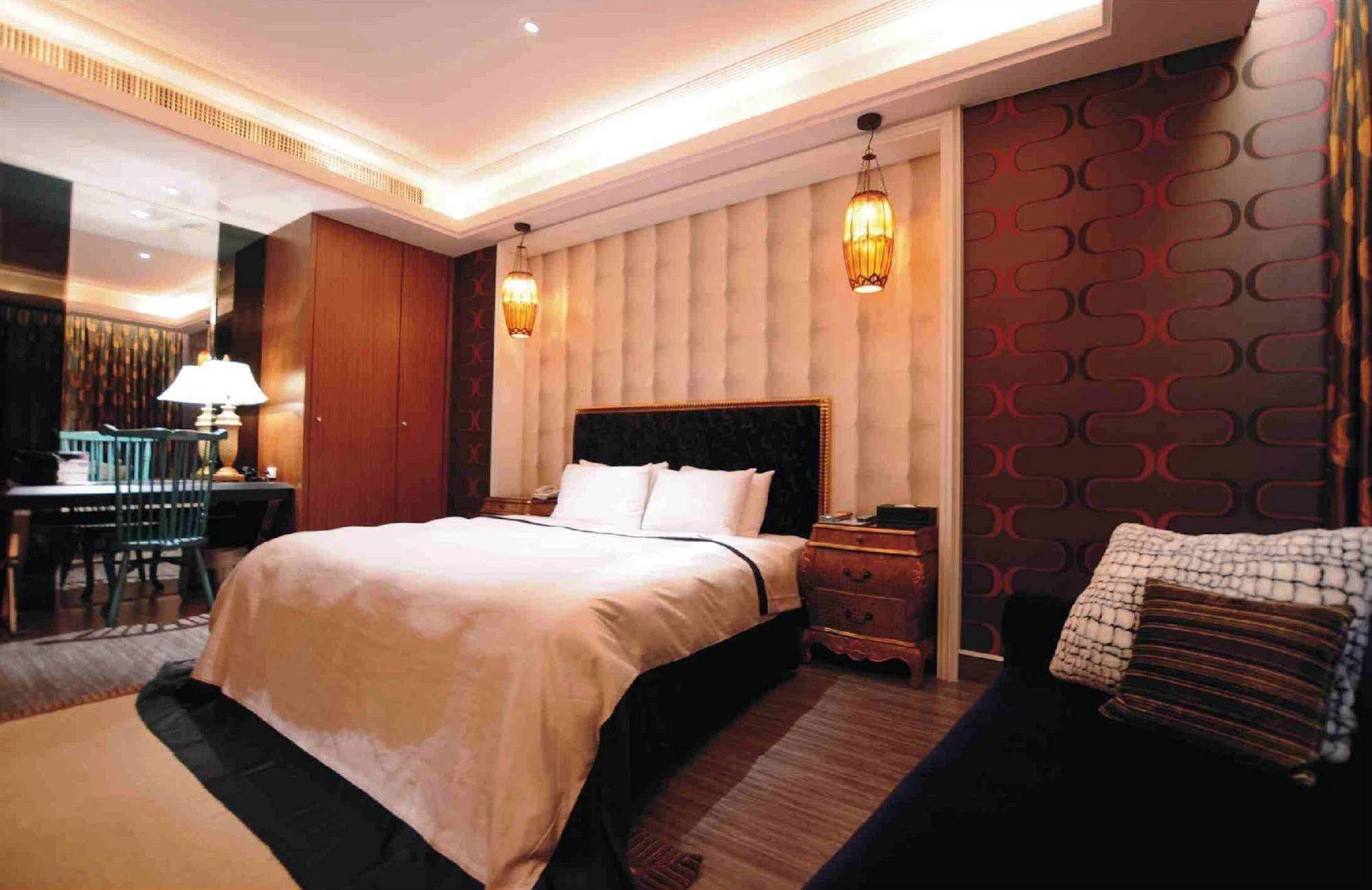 Li Hsin Motel Taichung Buitenkant foto