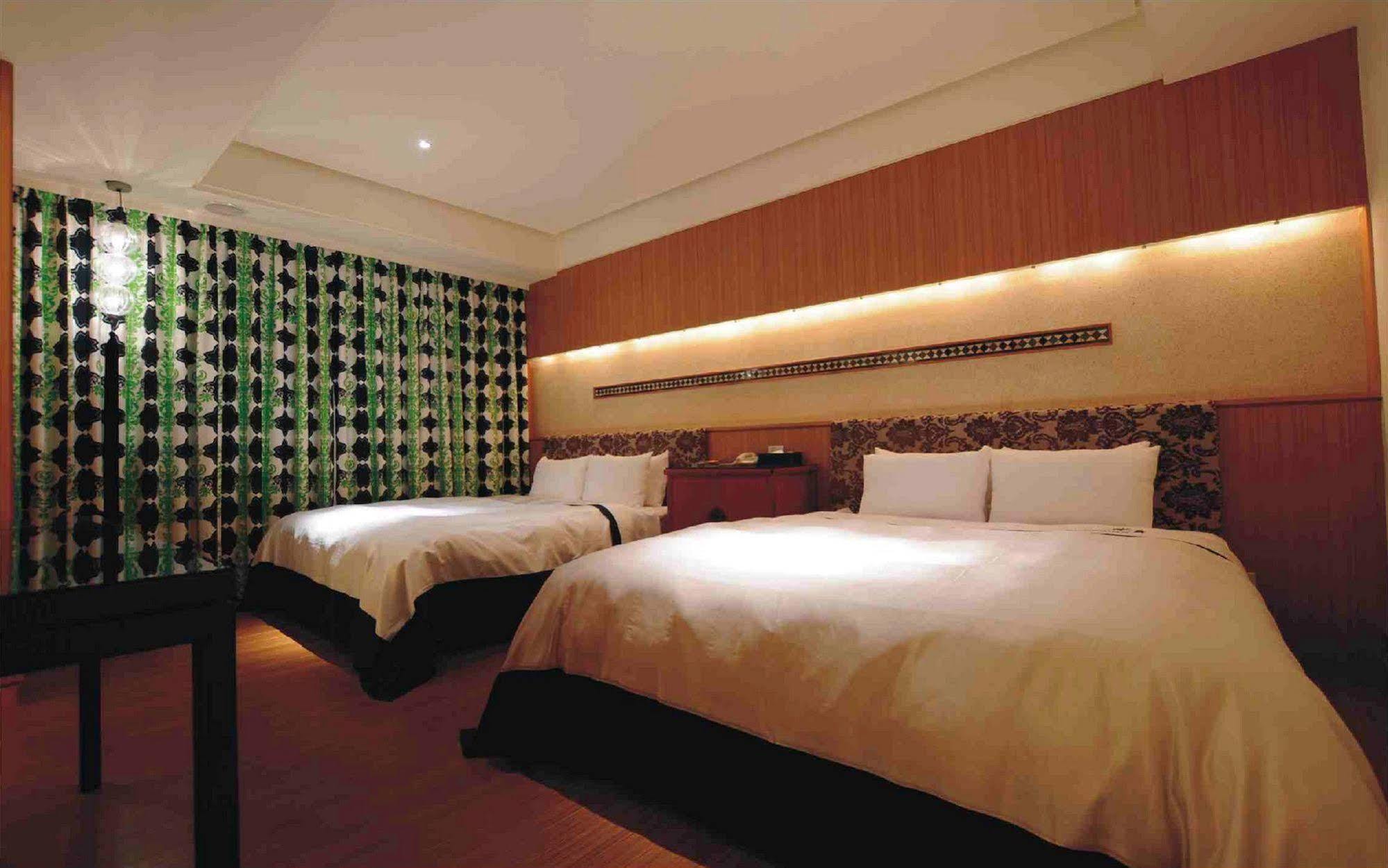 Li Hsin Motel Taichung Buitenkant foto