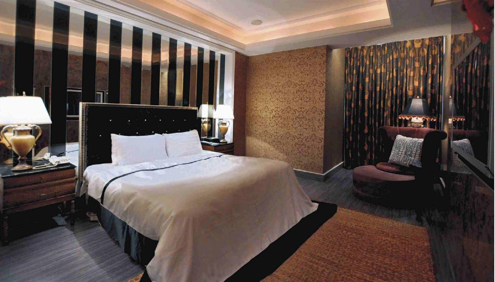 Li Hsin Motel Taichung Buitenkant foto